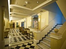 Queen's Court Hotel & Residence 5*