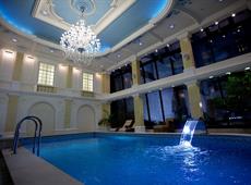 Queen's Court Hotel & Residence 5*