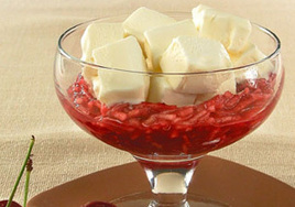 Свежие фрукты с мороженным