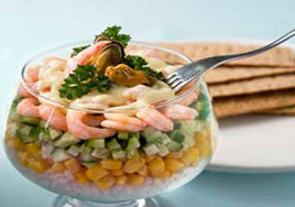 Салат с морепродуктами и кукурузой