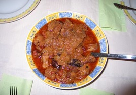 Мясо кабана в луково-томатном соусе с черносливом