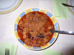 Мясо кабана в луково-томатном соусе с черносливом