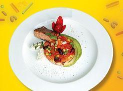 Хрустящий салат с копченым лососем и авокадо