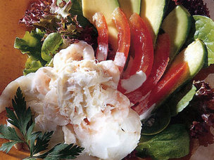 Салат из морепродуктов и авокадо